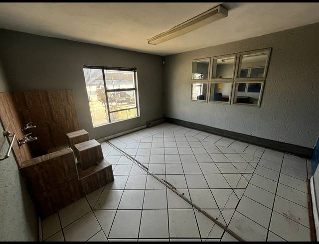 2,300M² SHOWROOM FOR SALE IN ANDERBOLT